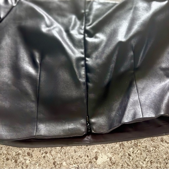 Lulu's Black Faux Leather Puff Sleeve Crop Top - Size M ⭐🖤 - Picture 10 of 13